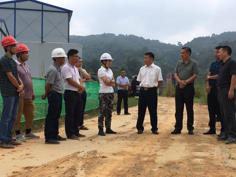 黄贤昌书记向项目部询问工程希望情形和保存难题.jpg