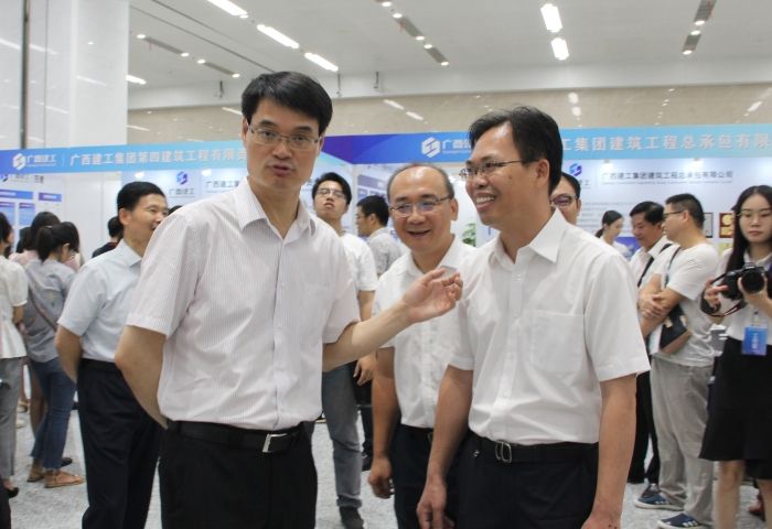 1529988295133407.jpg 广西CA88集团有限责任公司党委书记、董事长金宁运到公司展位相识招聘情形.jpg
