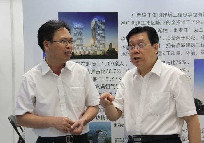 1529988302111977.jpg 广西CA88集团总司理、副董事长、党委副书记罗涛到公司展位审查.jpg