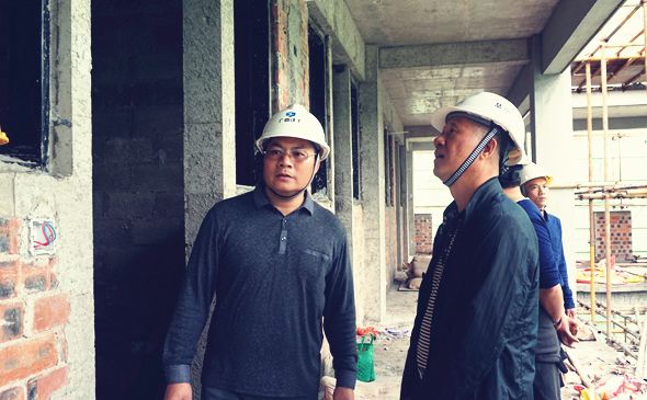 抓好头脑教育的同时，，更要抓好生产谋划，，项目党支部书记李日霄经常钻进工地与分公司向导学习现场治理知识.jpg