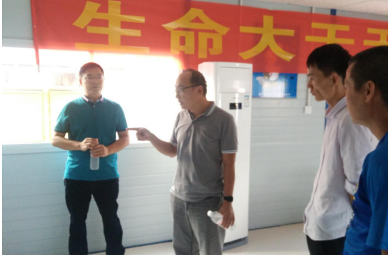 5陆烜在指导事情。。陈其毅 摄1.png