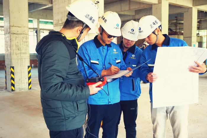 蔡仁辉（右一）加入现场质量测评事情，，，，并虚心向先进讨教质量手艺控制知识。。。谢微旋 摄.jpg