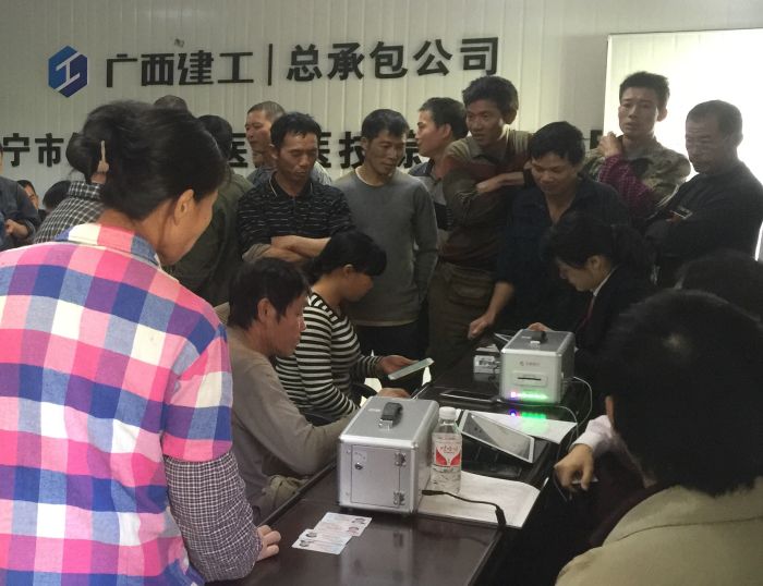 南宁市第一人民医院项目办理现场。。黎子宁 摄.jpg