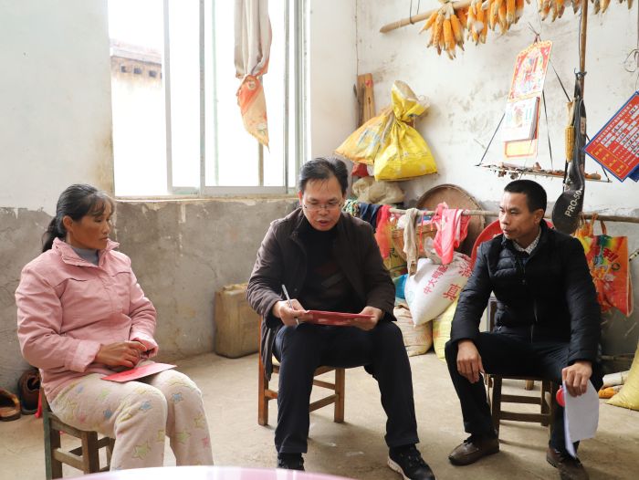 陈祖训与王才料的恋人举行攀谈，，，，，，并增补完善帮扶手册。。.jpg