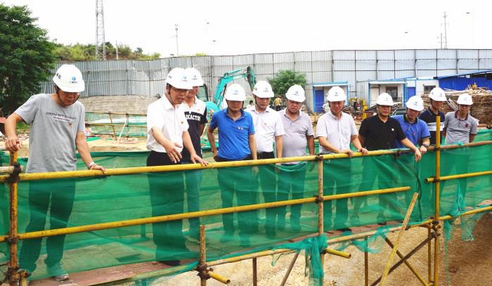 2.1陈祖训深入施工现场举行检查指导。。。。谢微旋 摄700.JPG