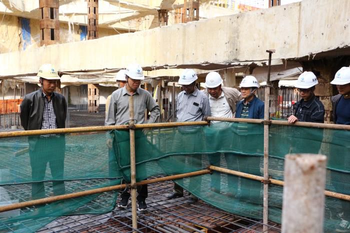 5.1陈祖训带队到二分公司自治区工业设计院危改项目检查。。。。。。张钊林 摄700.JPG