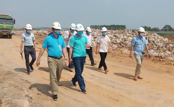 7.1检查现场。。。。。。陈其毅 摄700.jpg