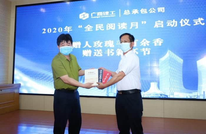 9.2赠书仪式。。邓灿滨 摄700.JPG