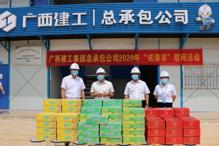 1陆烜送清凉慰问品。。 黄璐璐 摄.jpg