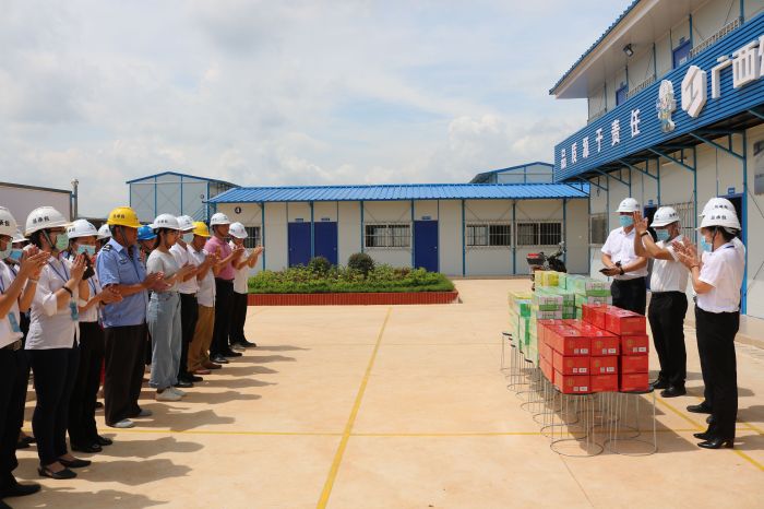 2送清凉现场。。 黄璐璐 摄.jpg