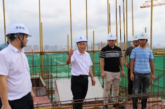 指导现场施工。。。侯建杰 摄.jpg