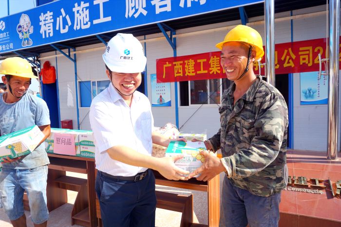 岑廷义为工人发放清凉慰问品。。。。。谢微旋 摄.jpg