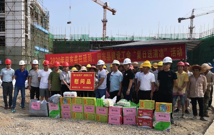 “送清凉”活动现场。。。。。。 梁武益 摄.jpg