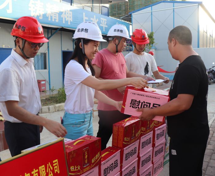 发放慰问品。。。。。 杨俊峰 摄.jpg