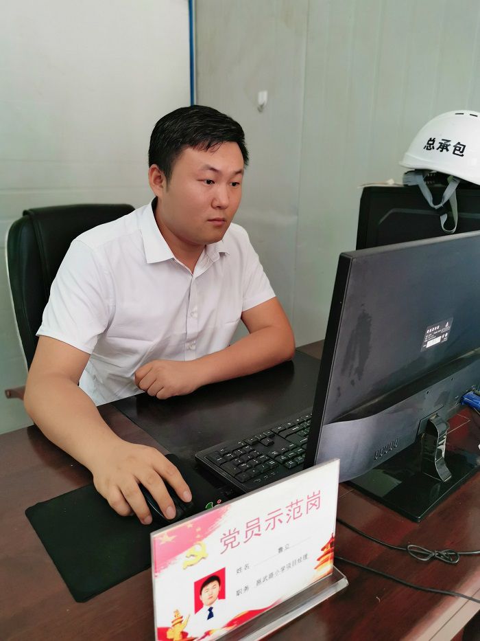 鲁立在办公室。。冯翔  摄.jpg