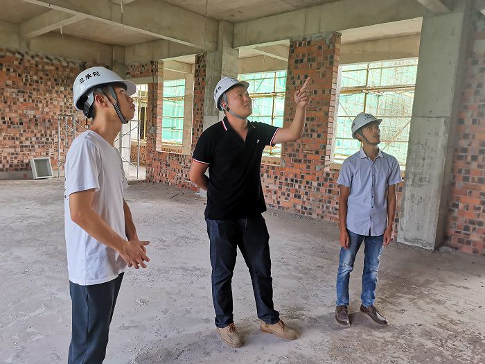 鲁立在现场指导事情。。冯翔 摄.jpg