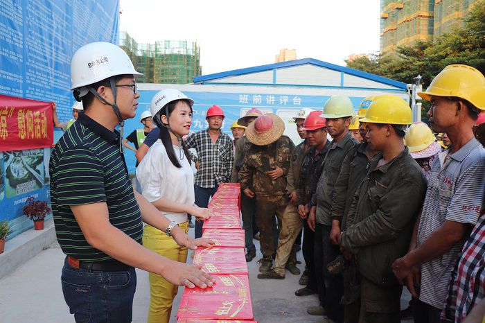 梁思赫慰问农民工。。。。。。 唐霞 摄.JPG