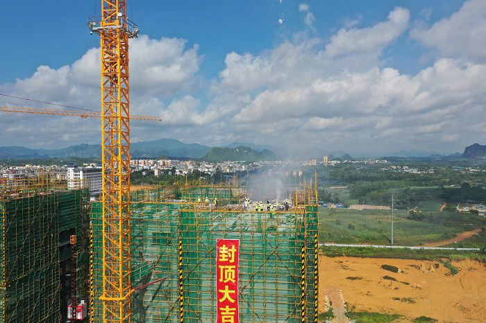 封顶照片。。。。卢瑞阳 摄.JPG