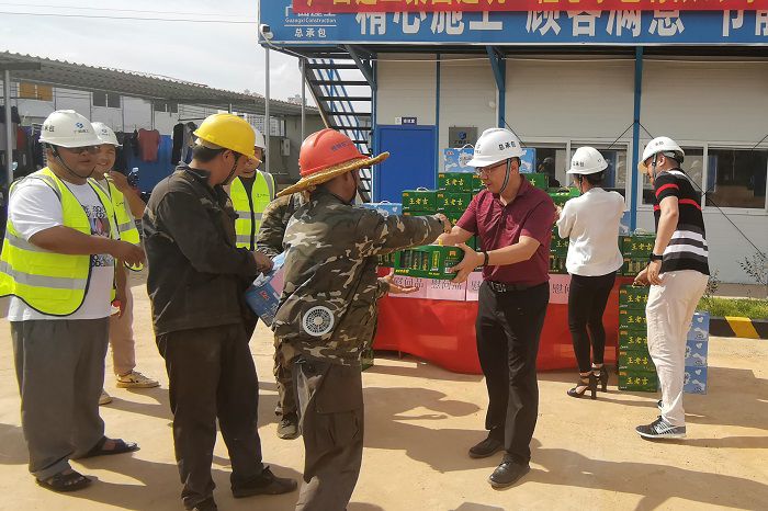 “送清凉”活动现场。。。。 梁武益 摄.jpg