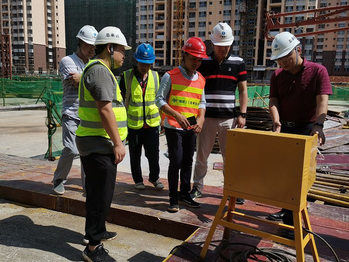 检查楼层活动箱暂时用电。。。。 熊明未 摄.jpg