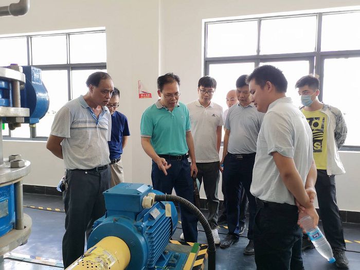 陈祖训在北海北郊水厂现场指导。。江家兵摄.jpg