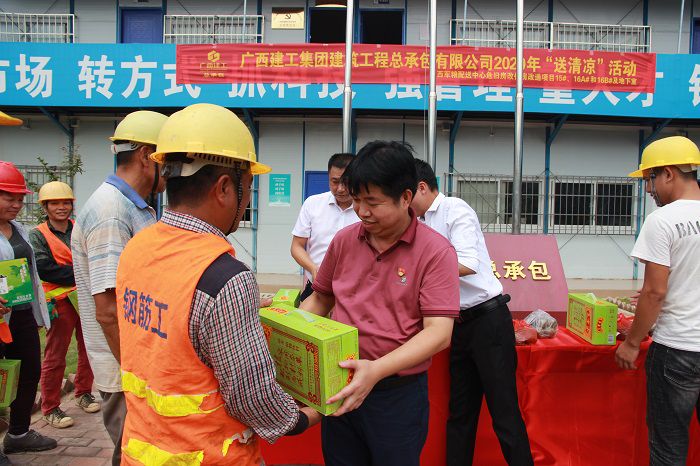 岑廷义在给工人发放慰问品。。。邓灿滨 摄.JPG