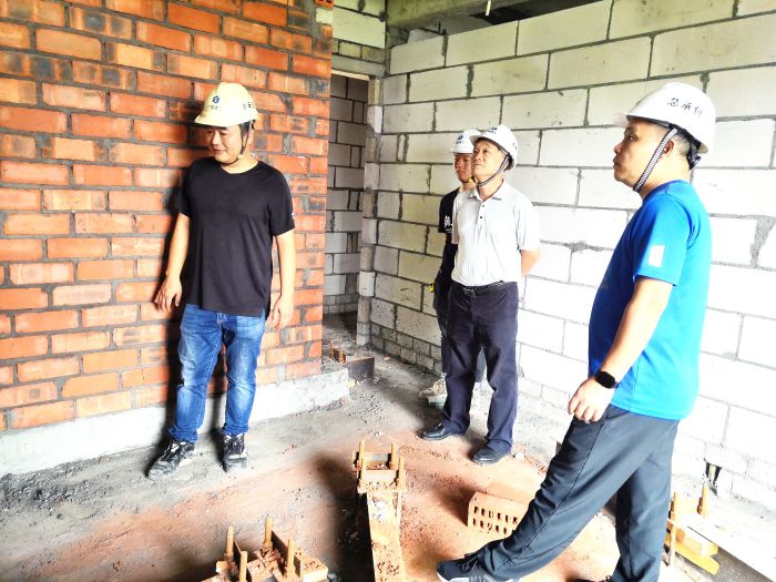 40砌砖检查。。罗成 摄.jpg