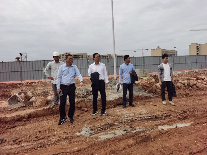 63陈祖训检查3标段图书馆地下室的土方开挖情形。；；评锥 摄.jpg