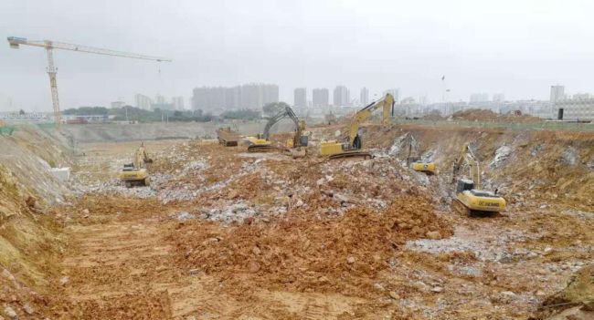 1图书馆土方开挖现场。。。莫光富 摄.jpg