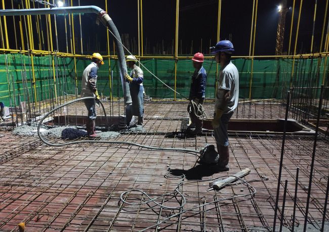 2浇筑混凝土现。。。。。。ㄐ尥迹.jpg