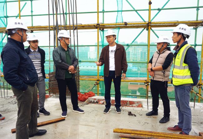 公司董事长、党委书记陈祖训深入现场调研指导。。。。；；；；；瓶『 摄.jpg