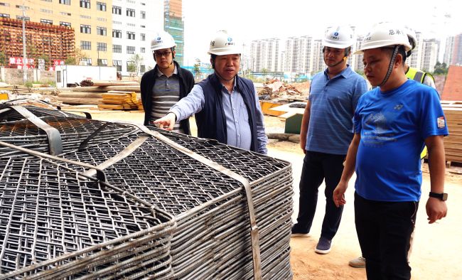 公司党委副书记、纪委书记、工会主席岑廷义深入现场审查。。。。谢微旋 摄.jpg