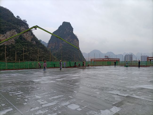 风雨操场食堂屋面层混凝土浇筑现场。。。。。陈志健 摄.jpg