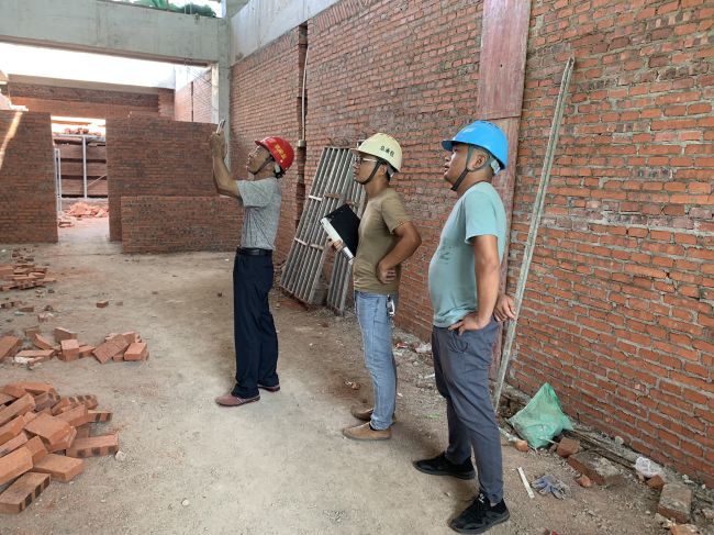 陆松威正在检查现场。。。。ㄖ校.jpg