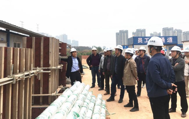 观摩现场，，各人认真学习。。雷嘉兴 摄.jpg