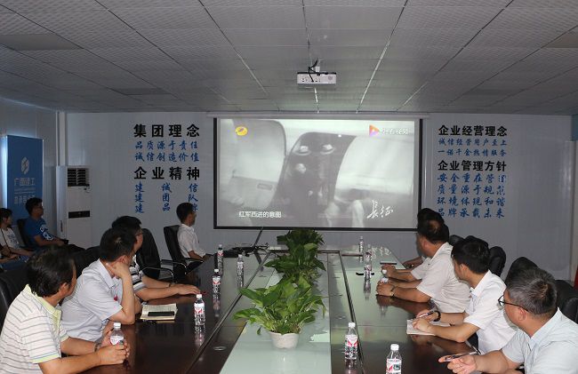 主题党日活动观影现场。。。。。张钊林 摄（修图）.jpg