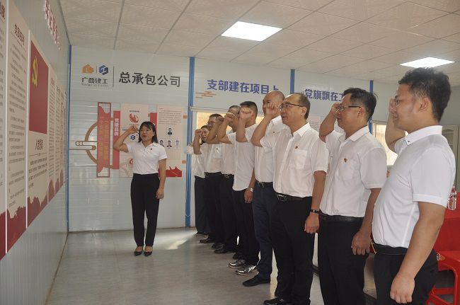 重温入党誓词。。王瑾贞 摄（修图）.jpg