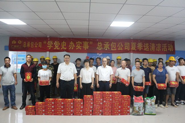 “送清凉”活动合影。。张钊林 摄（修图）.jpg