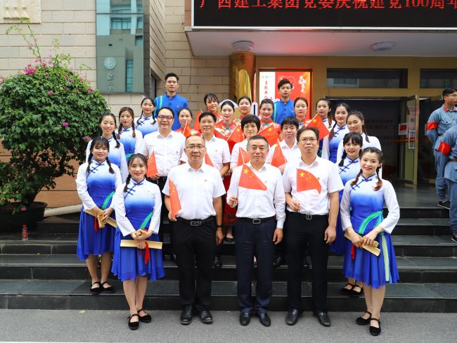 向导与演职职员合影。。。。。李立云 摄.jpg