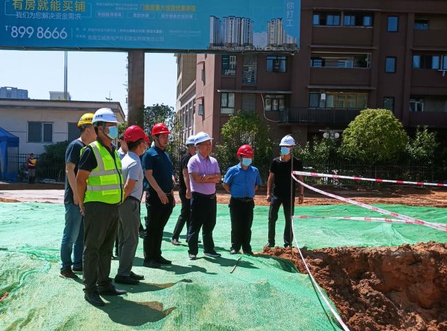 1刘涛（右三）在项目现场调研。。。蔡淑萍 摄（原图）.jpg