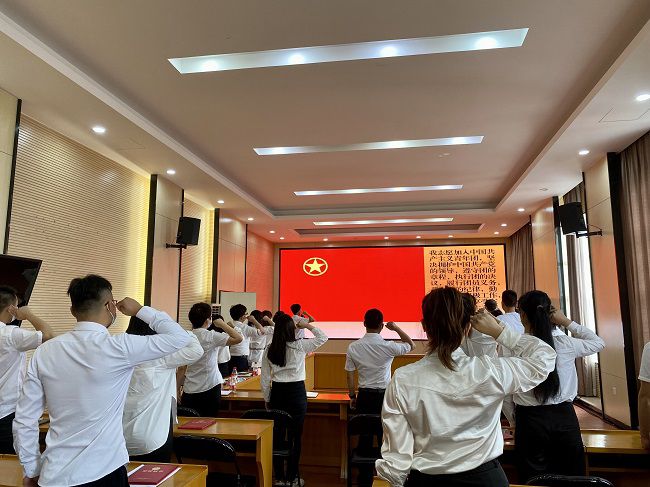 重温入团誓词。。；；；；；畦磋 摄（修图）.jpg