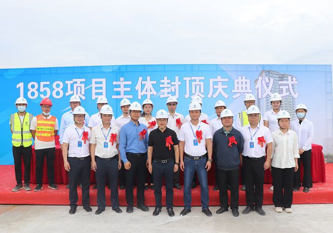 邓少新与在场职工合影留念。。。。。。周煜川 摄（修图）.jpg