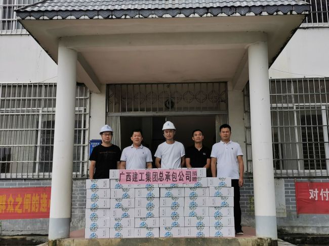 捐赠抗灾物资。。。谭山泉 摄（修图）.jpg