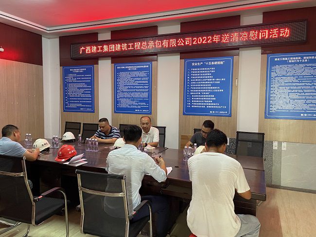 （修图）座谈会现场。。。。。容芝雅 摄.jpg