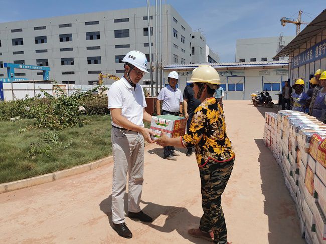 发放慰问品。。。。王瑾贞 摄（修图）.jpg