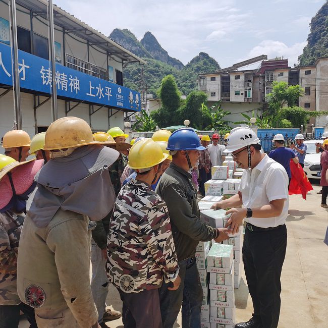 发放慰问品。。。。。陈享 摄（修图）.jpg