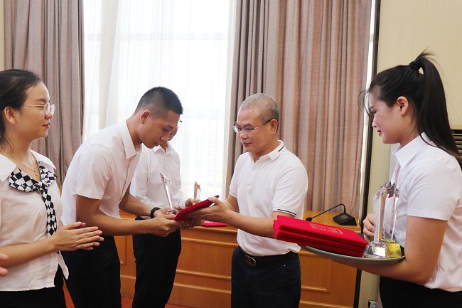 邓少新为获奖职工颁奖。。。。。周煜川 摄（修图）.jpg