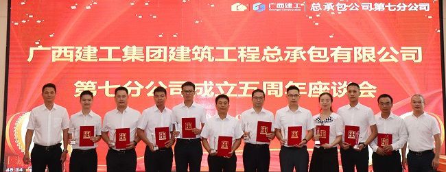 邓少新与获奖职工合影。。。。。周煜川 摄（修图）.jpg