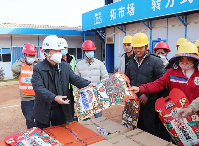 发放慰问品。。。。。周煜川 摄（修图）.jpg