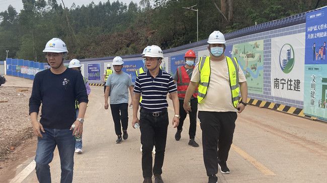 邓少新深入施工现场检查指导。。。。。陆勤摄（修图）.jpg